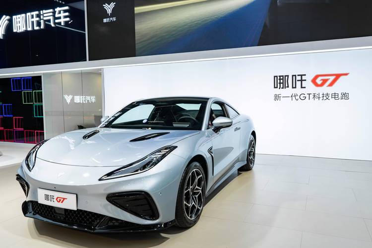 惠州317哪吒汽车在智能汽车领域的表现，领途汽车在新能源汽车市场中的影响力